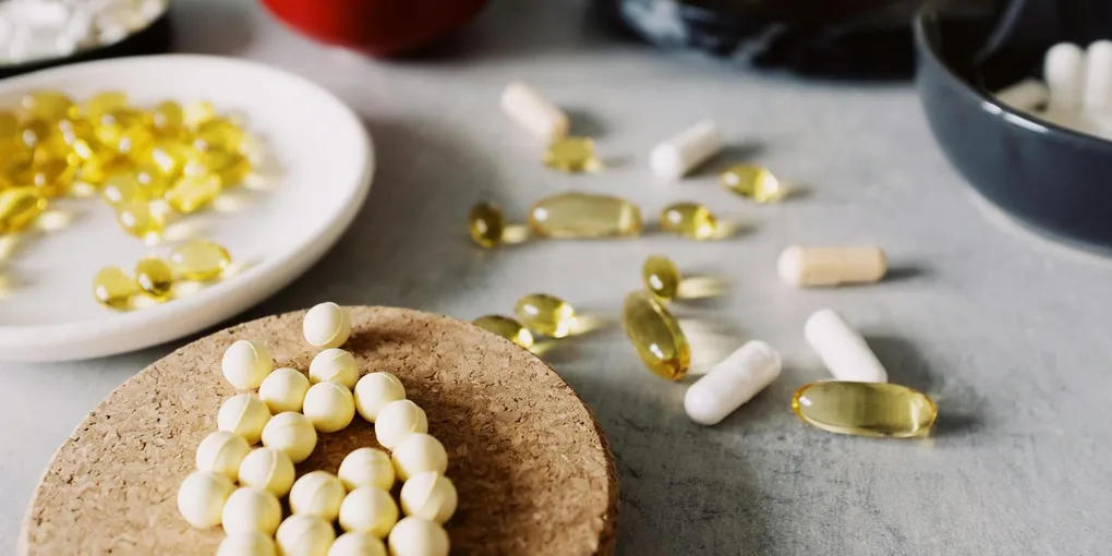 Best digestive enzyme supplements ranked with capsules, enzyme activity unit labels, balanced meal, and digestive health notes